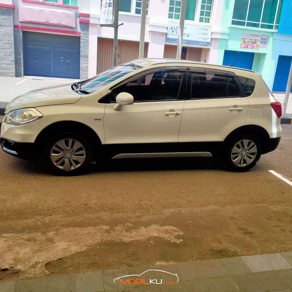 Mobil Suzuki SX4 2016