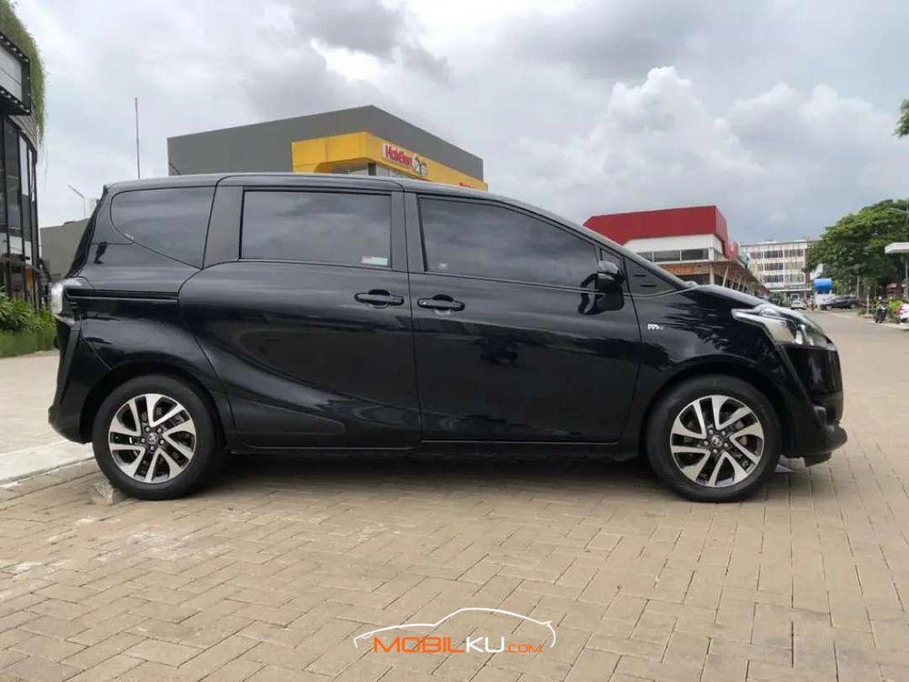Mobil Toyota Sienta 2008