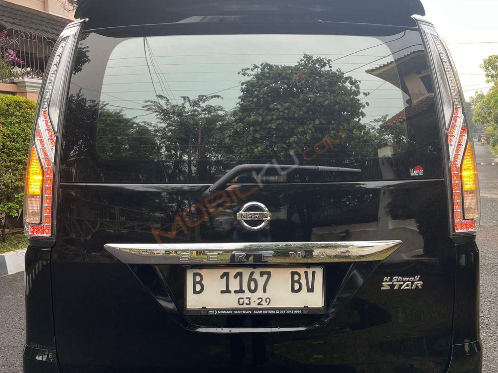 Mobil Nissan Serena 2017