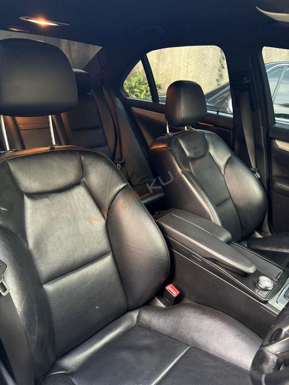 Mobil Mercedes-Benz C-Class 2011