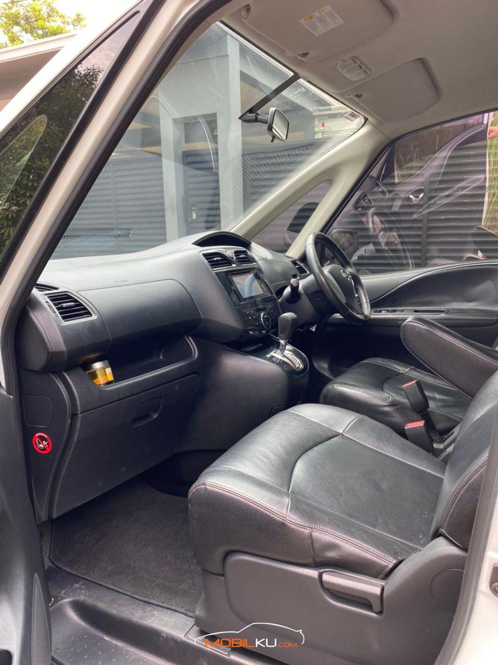 Mobil Nissan Serena 2013