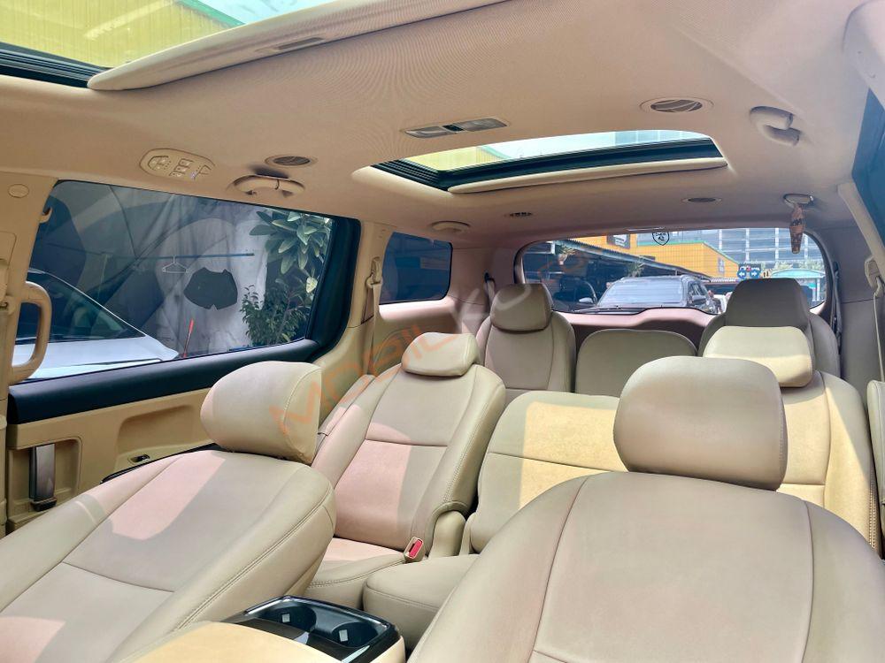 Mobil Kia Sedona 2017