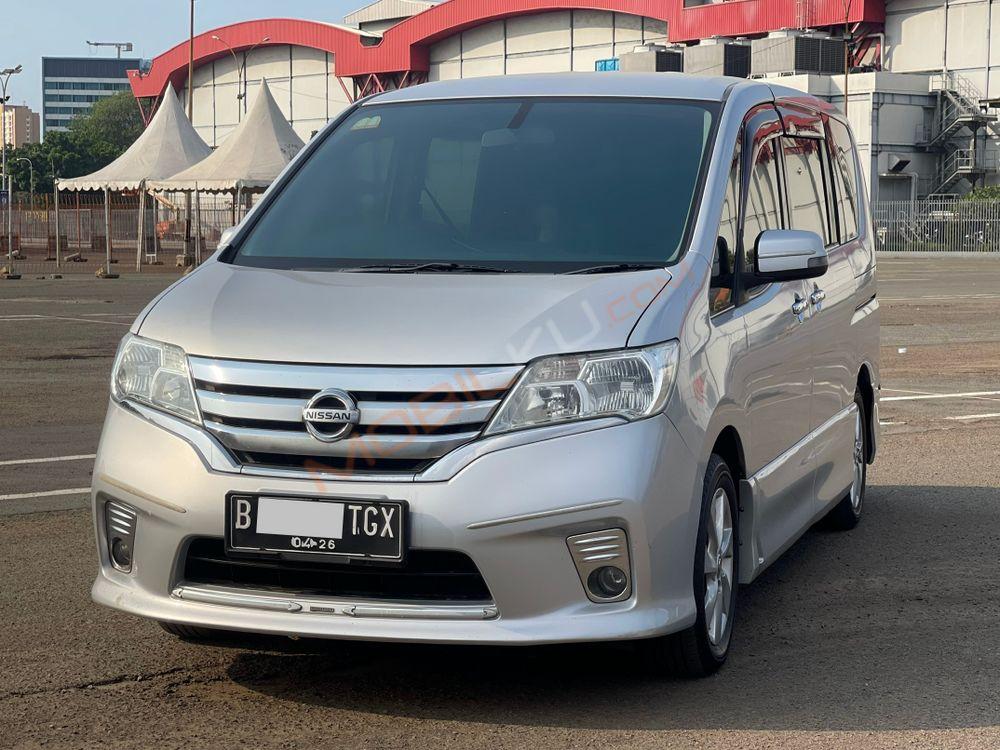 Mobil Nissan Serena 2013