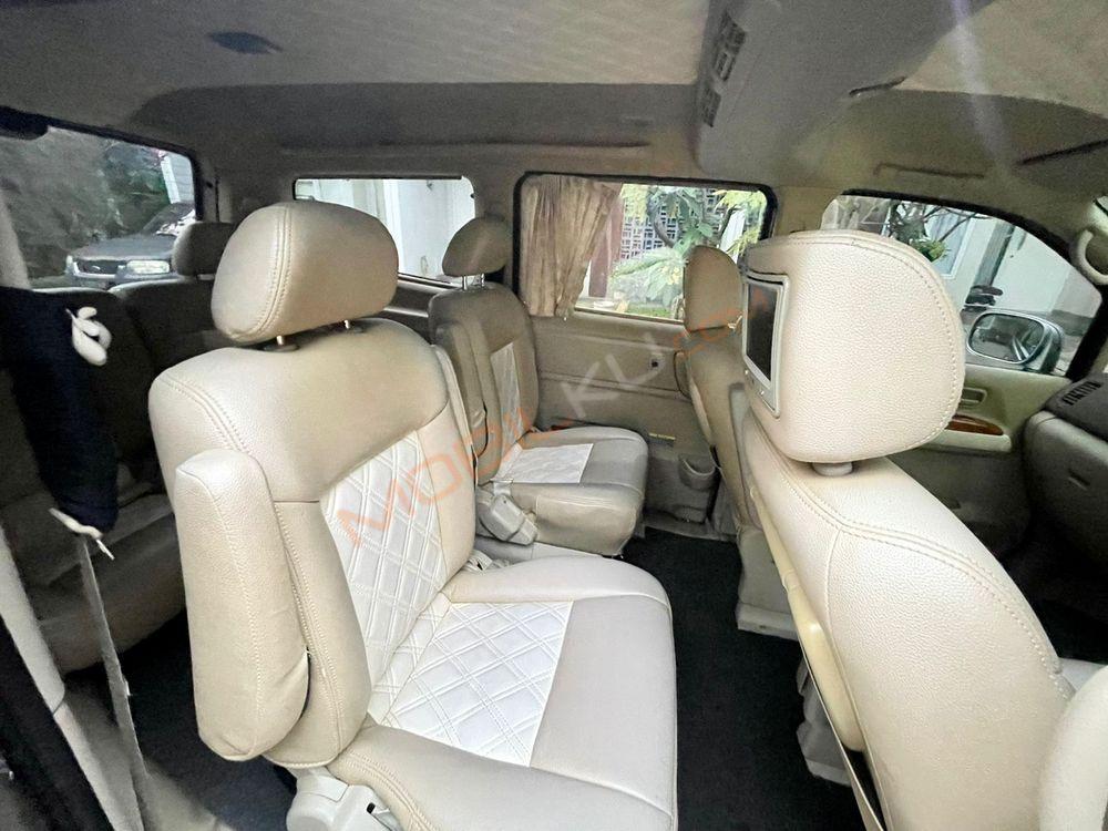 Mobil Nissan Serena 2012