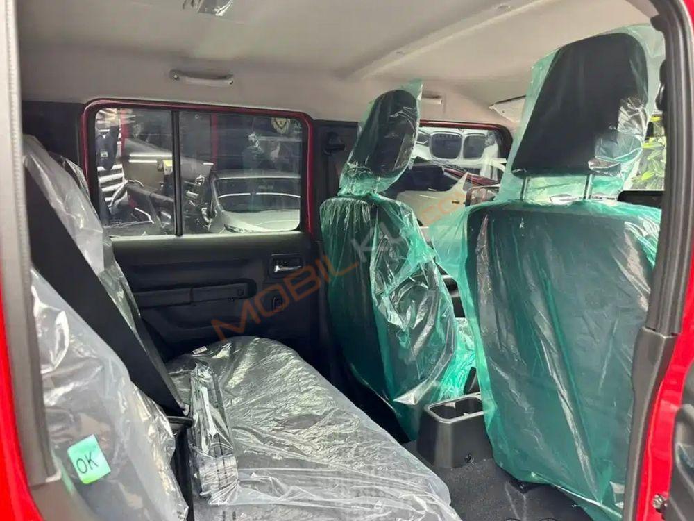 Mobil Suzuki Jimny 2023