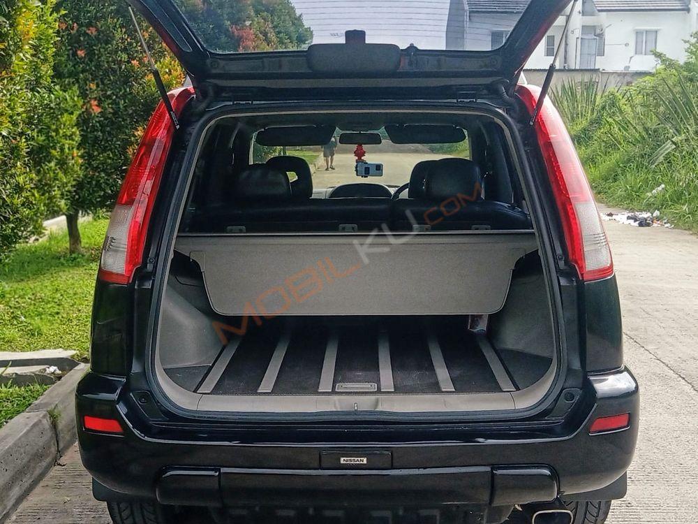 Mobil Nissan X-Trail 2004