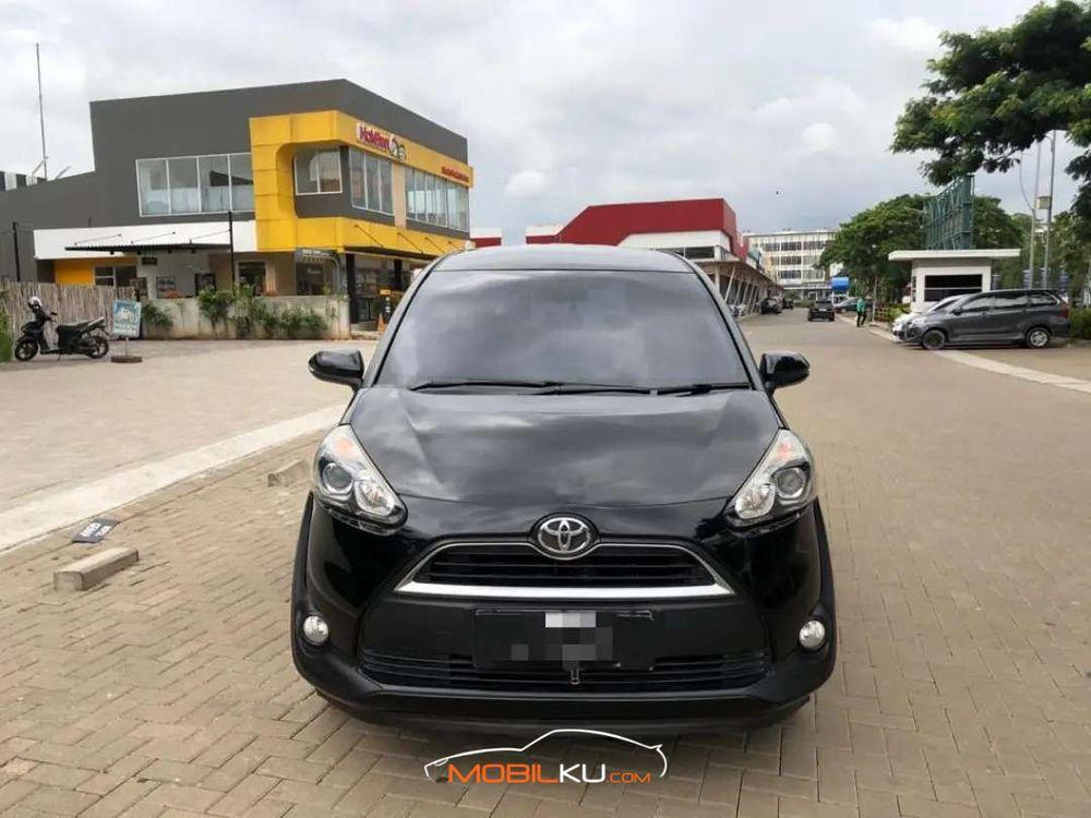 Mobil Toyota Sienta 2008
