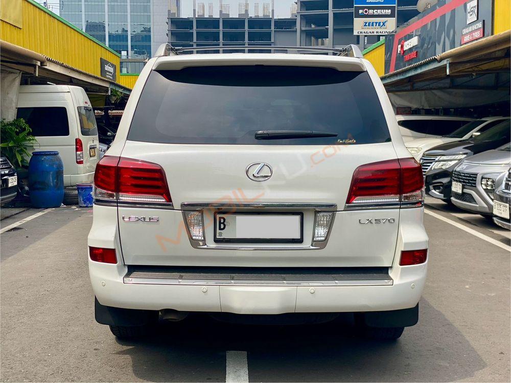 Mobil Lexus LX 2013