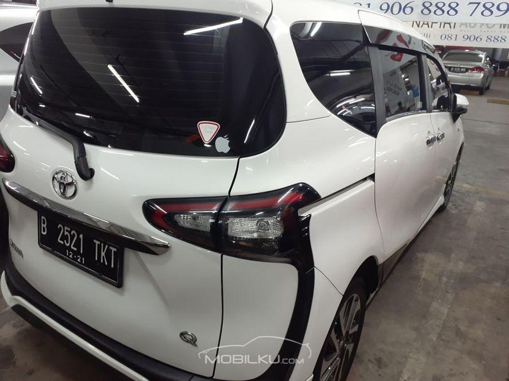 Mobil Toyota Sienta 2016
