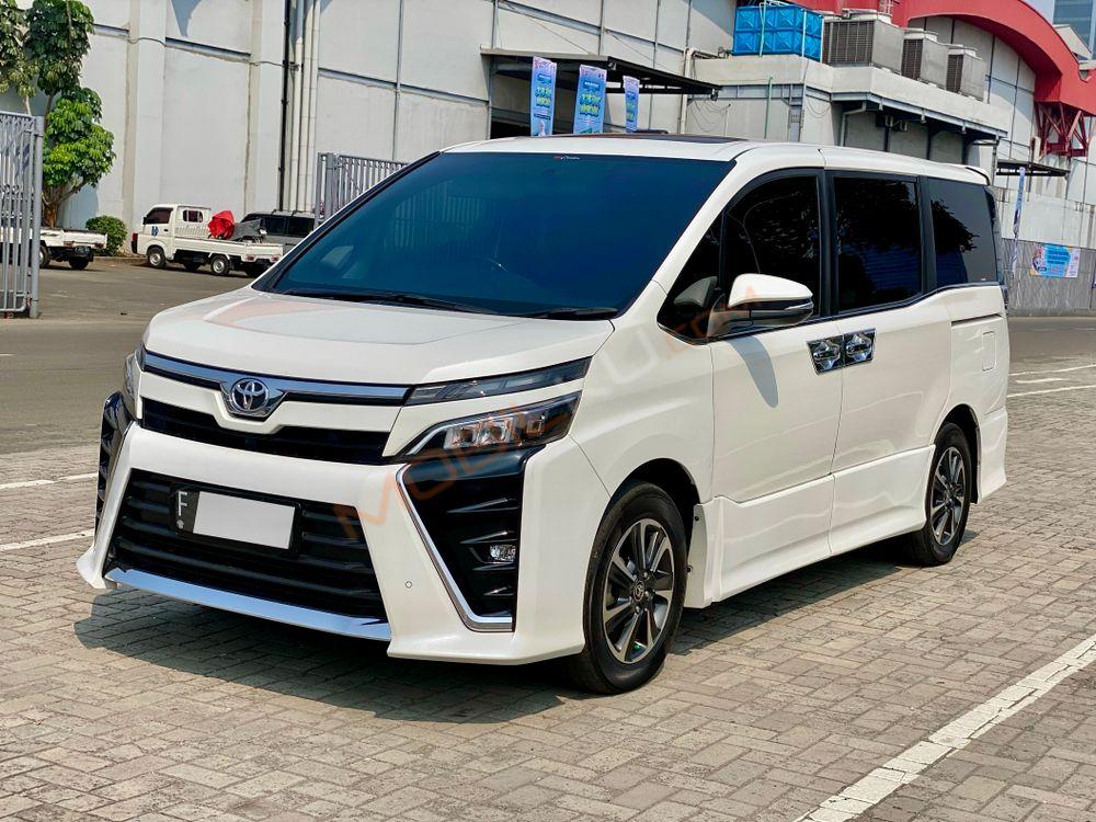 Mobil Toyota Voxy 2019