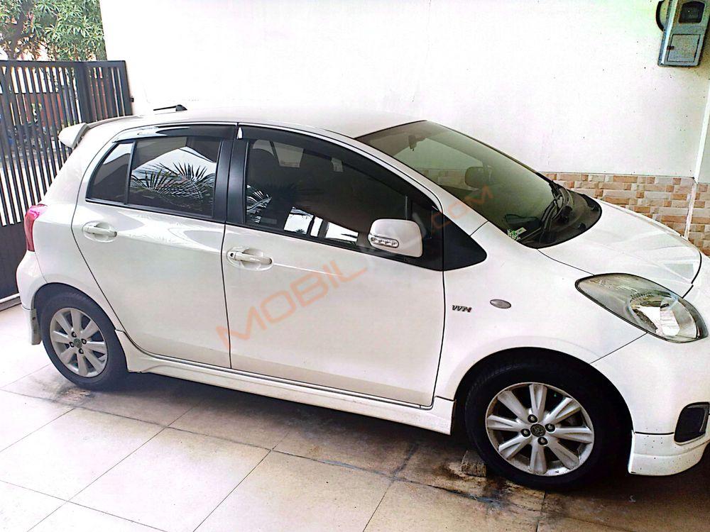 Mobil Toyota Yaris 2012