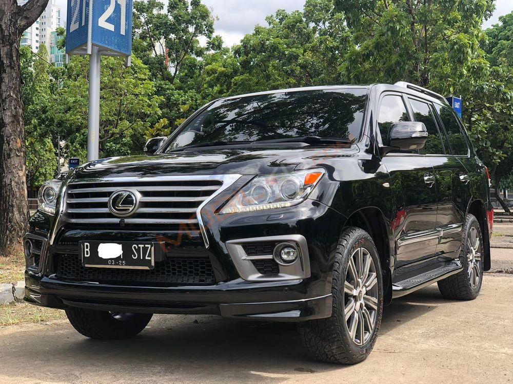 Mobil Lexus LX 2010