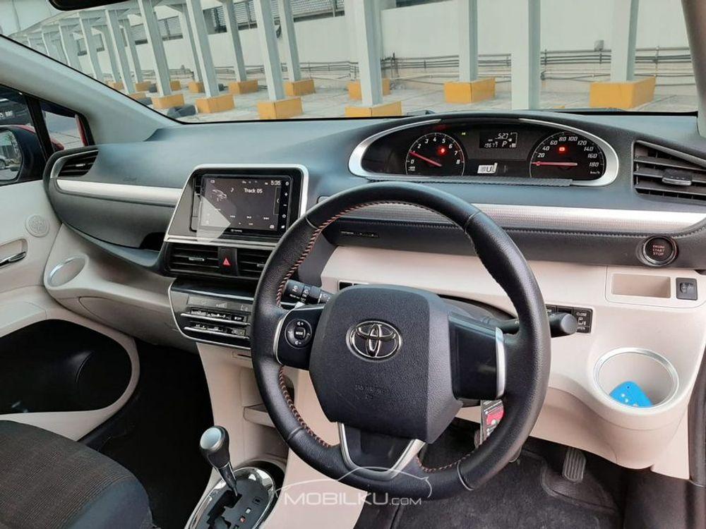 Mobil Toyota Sienta 2017