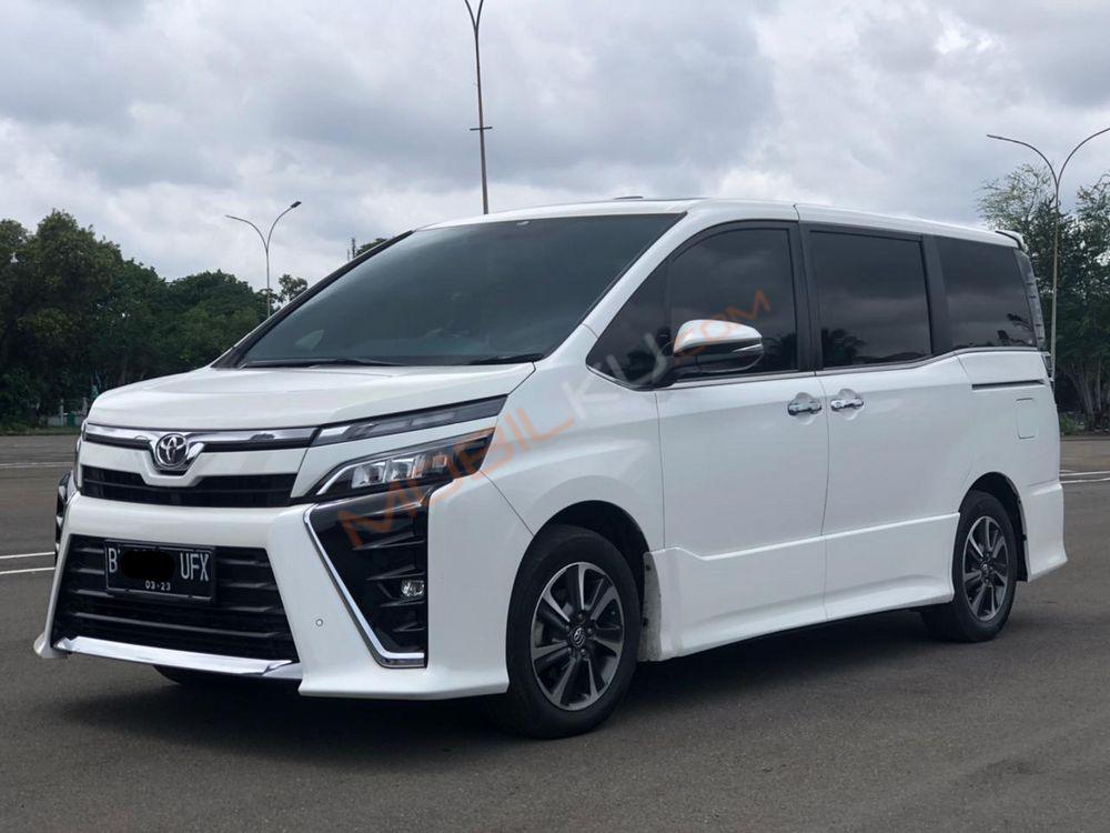 Mobil Toyota Voxy 2018