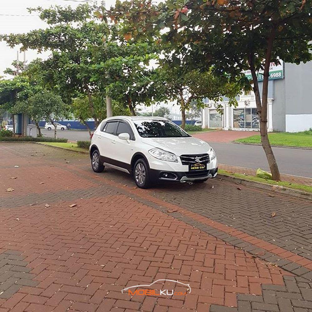 Mobil Suzuki SX4 2016