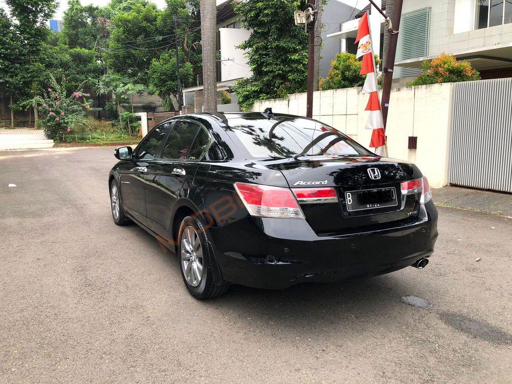 Mobil Honda Accord 2011