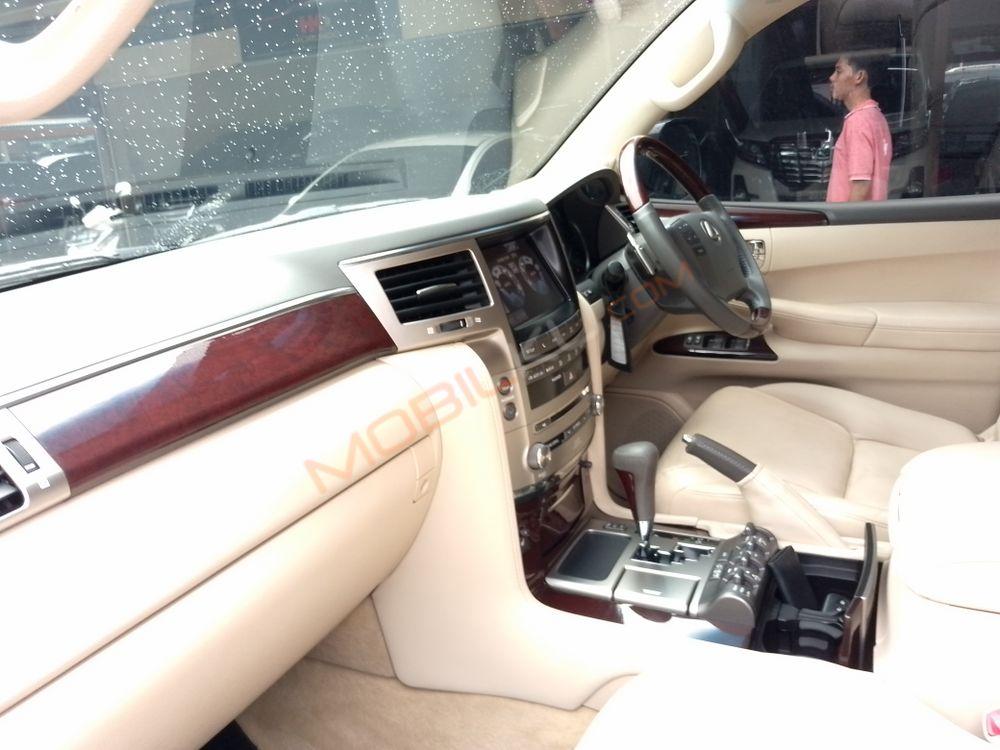 Mobil Lexus LX 2012