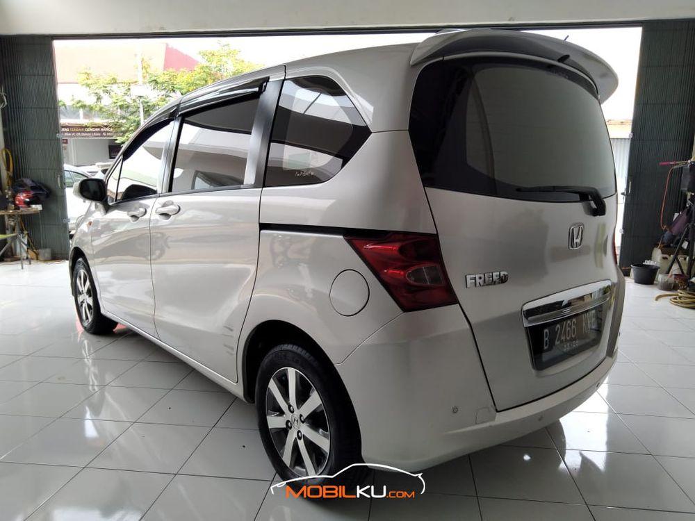 Mobil Honda Freed 2010