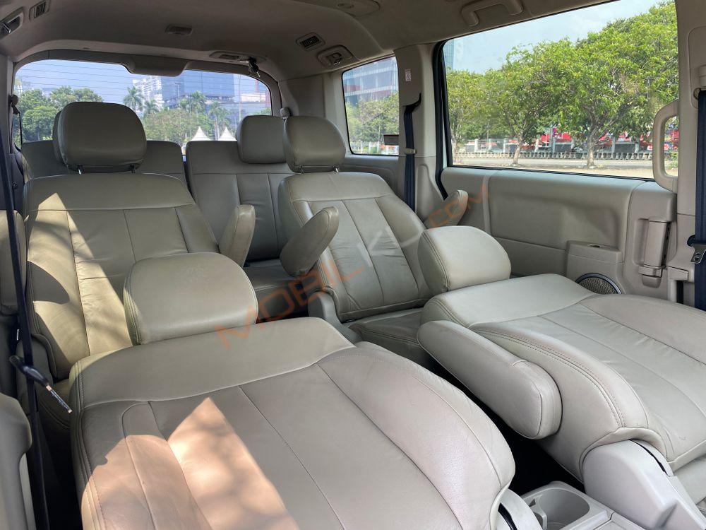 Mobil Mitsubishi Delica 2015