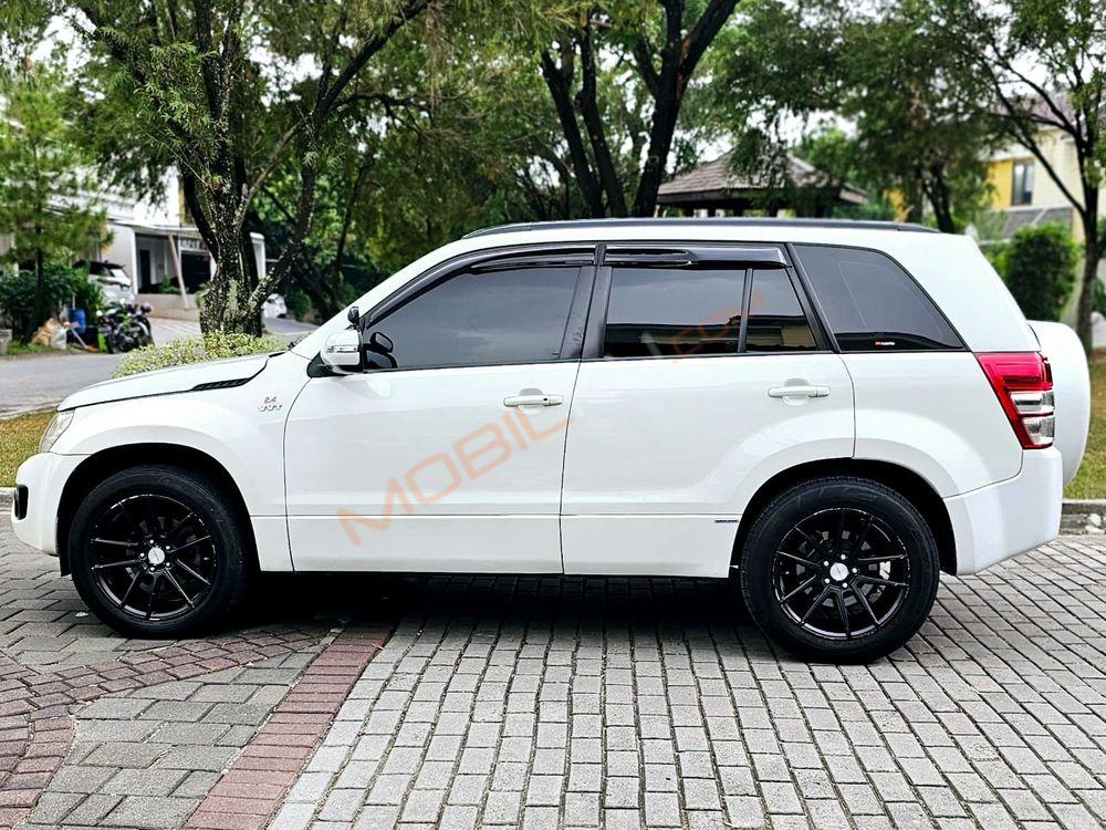Mobil Suzuki Grand Vitara 2015