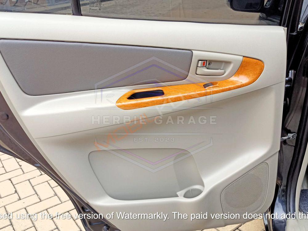 Mobil Toyota Kijang Innova 2011