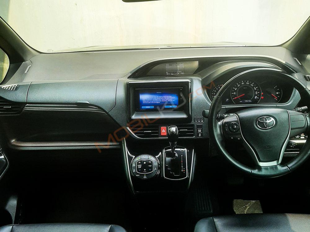 Mobil Toyota Voxy 2017