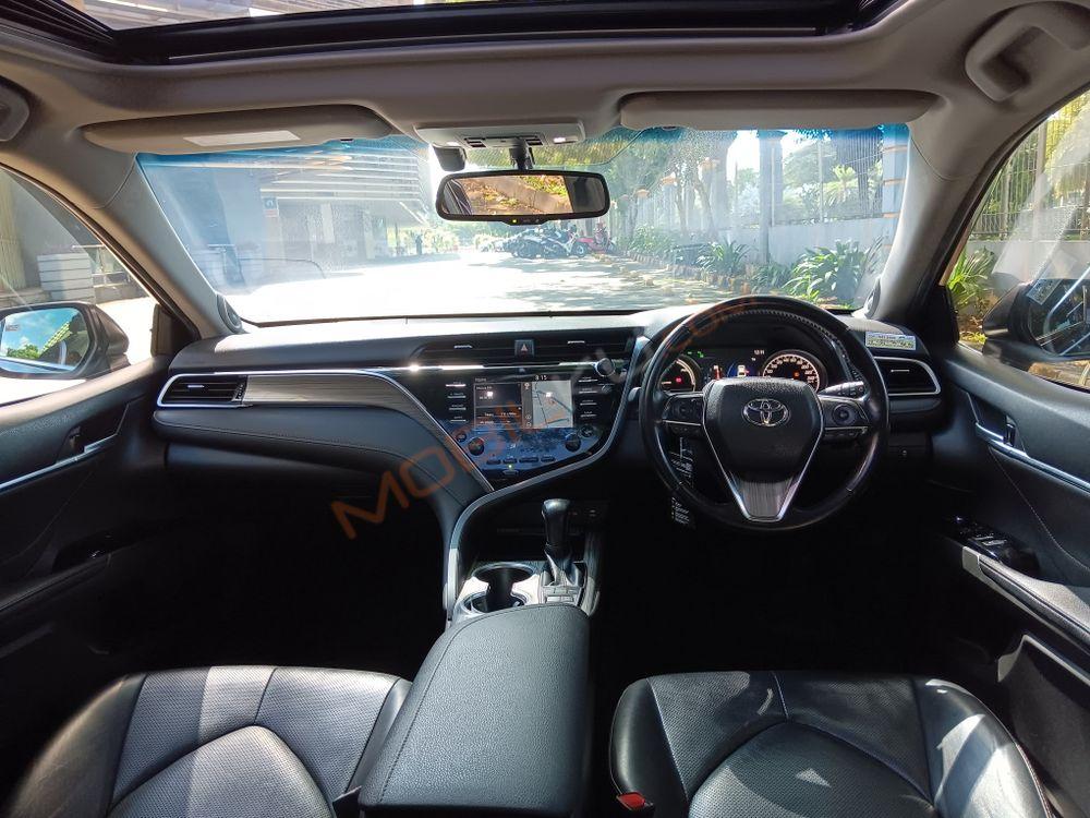 Mobil Toyota Camry 2019