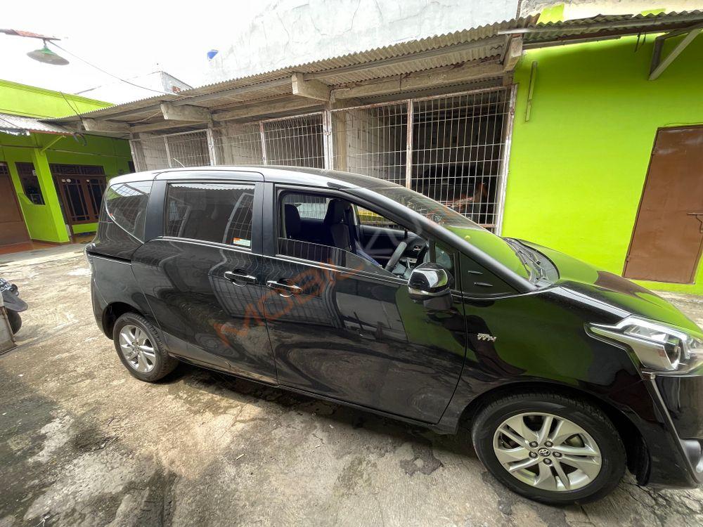 Mobil Toyota Sienta 2016