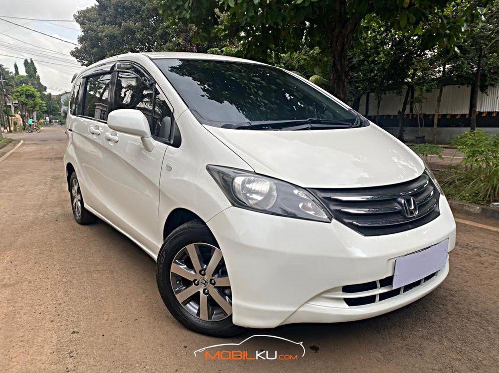 Mobil Honda Freed 2010