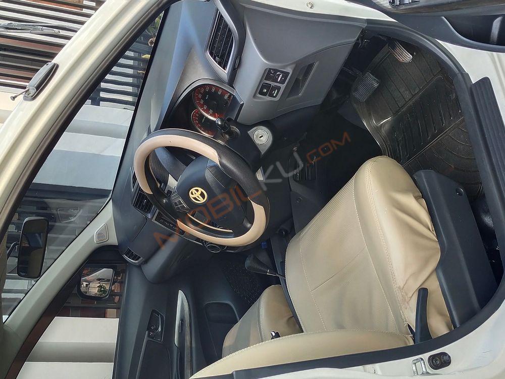 Mobil Toyota Avanza 2013
