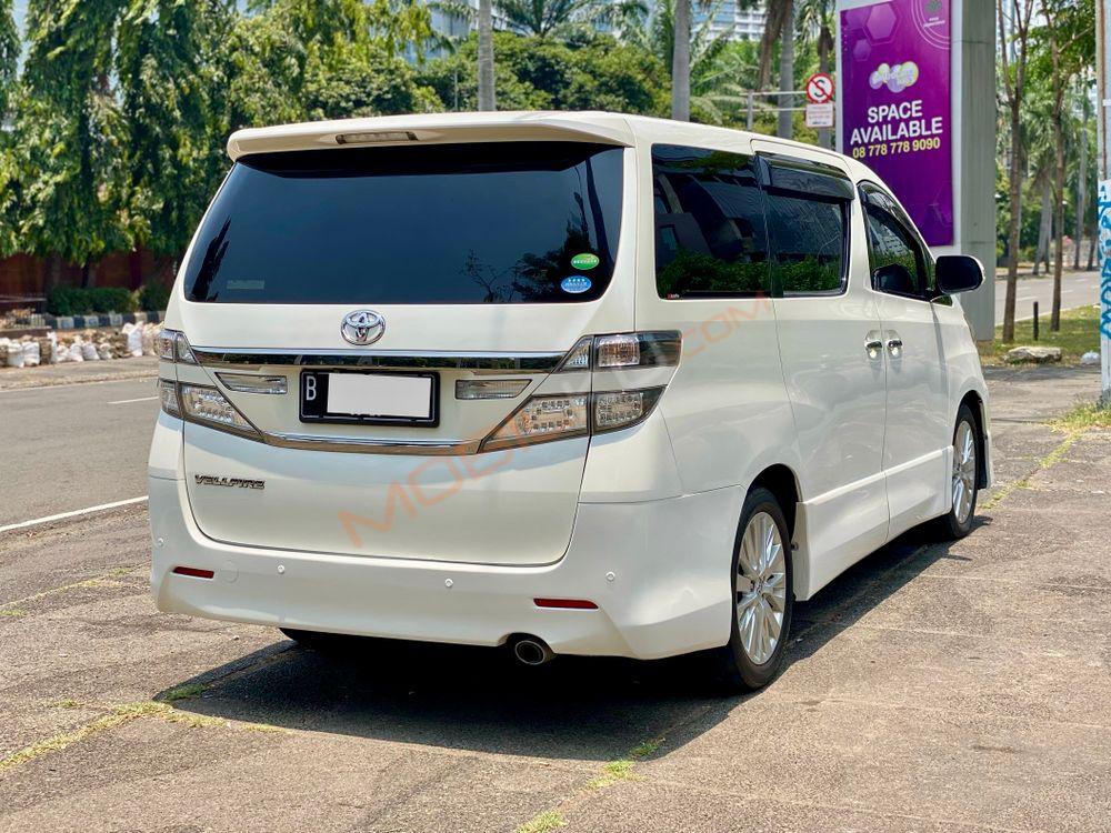 Mobil Toyota Vellfire 2014