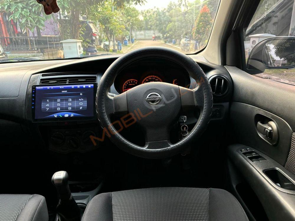 Mobil Nissan Grand Livina 2011
