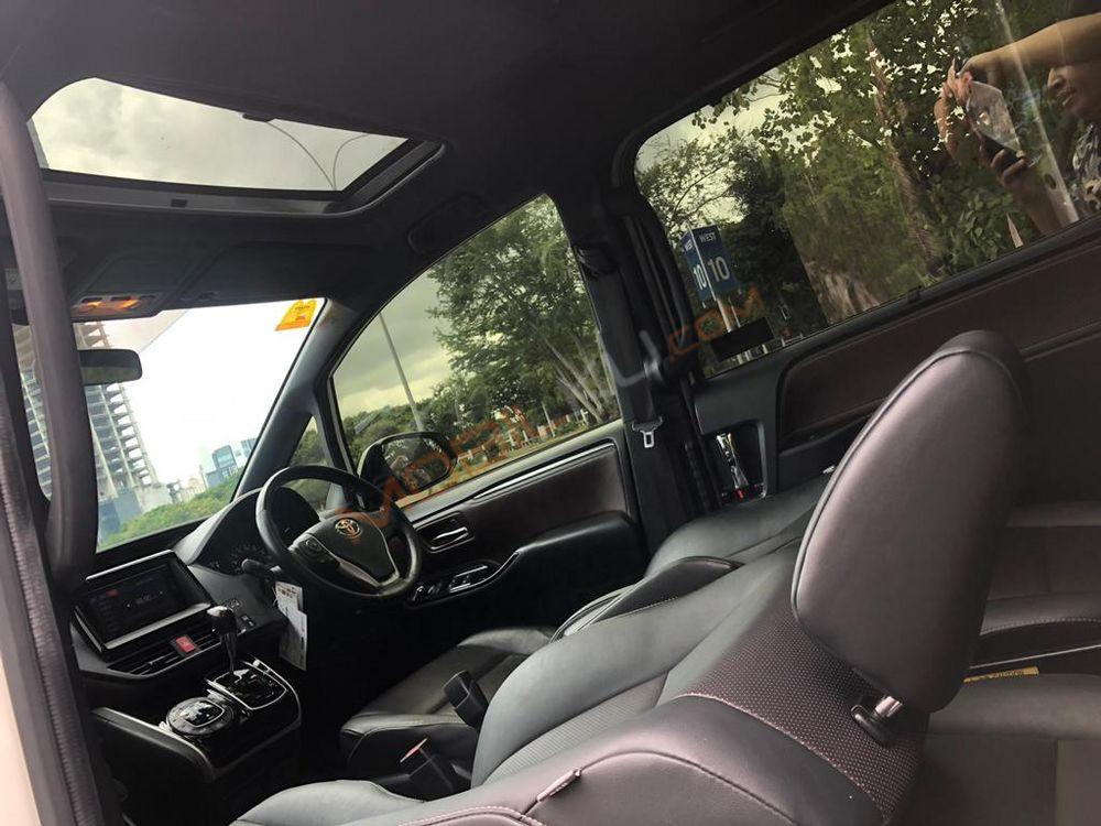 Mobil Toyota Voxy 2018