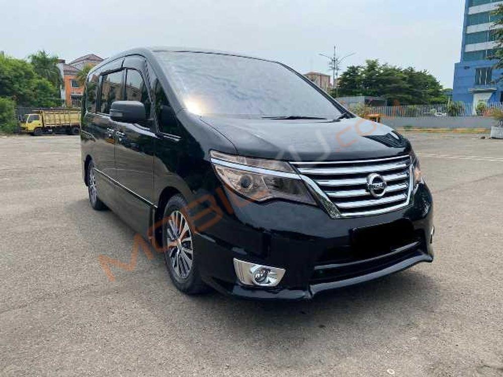 Mobil Nissan Serena 2017