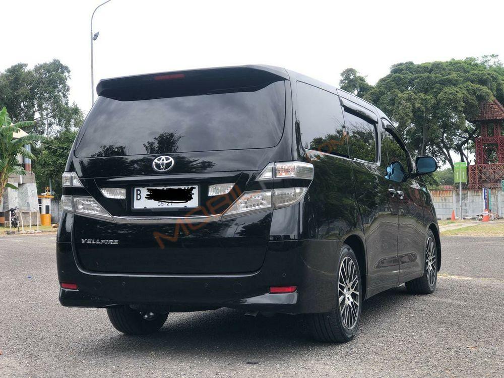Mobil Toyota Vellfire 2010