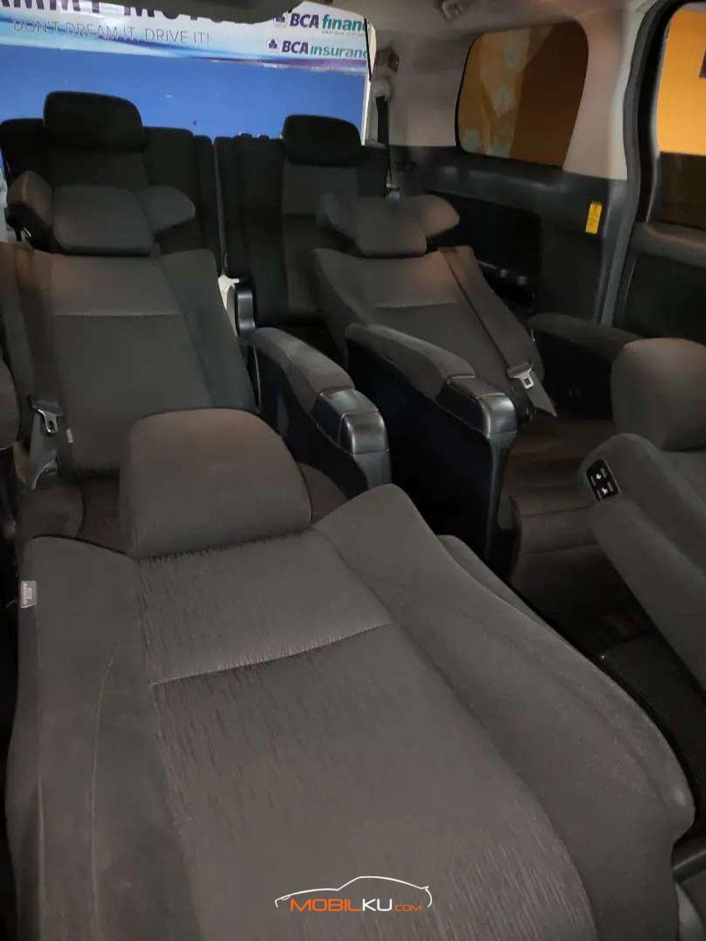 Mobil Toyota Alphard 2012