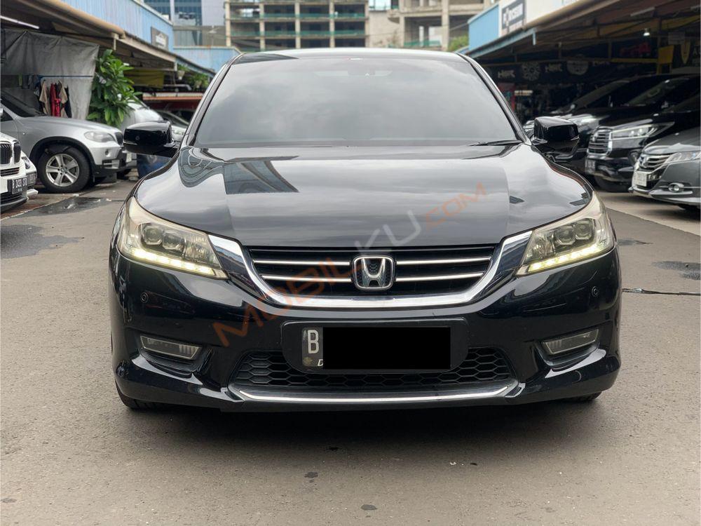 Mobil Honda Accord 2013