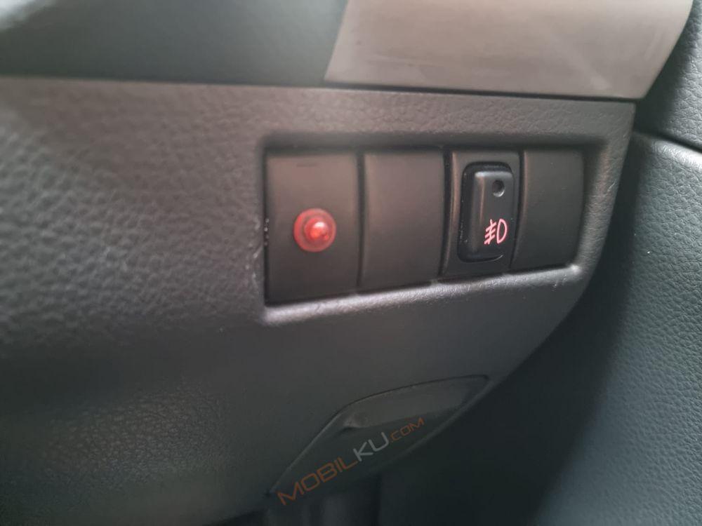 Mobil Suzuki Aerio 2004