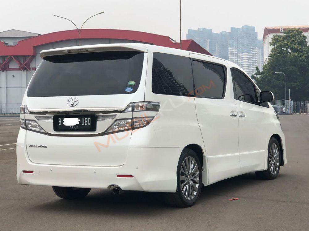Mobil Toyota Vellfire 2013