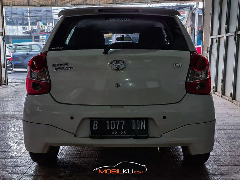 Mobil Toyota Etios 2015