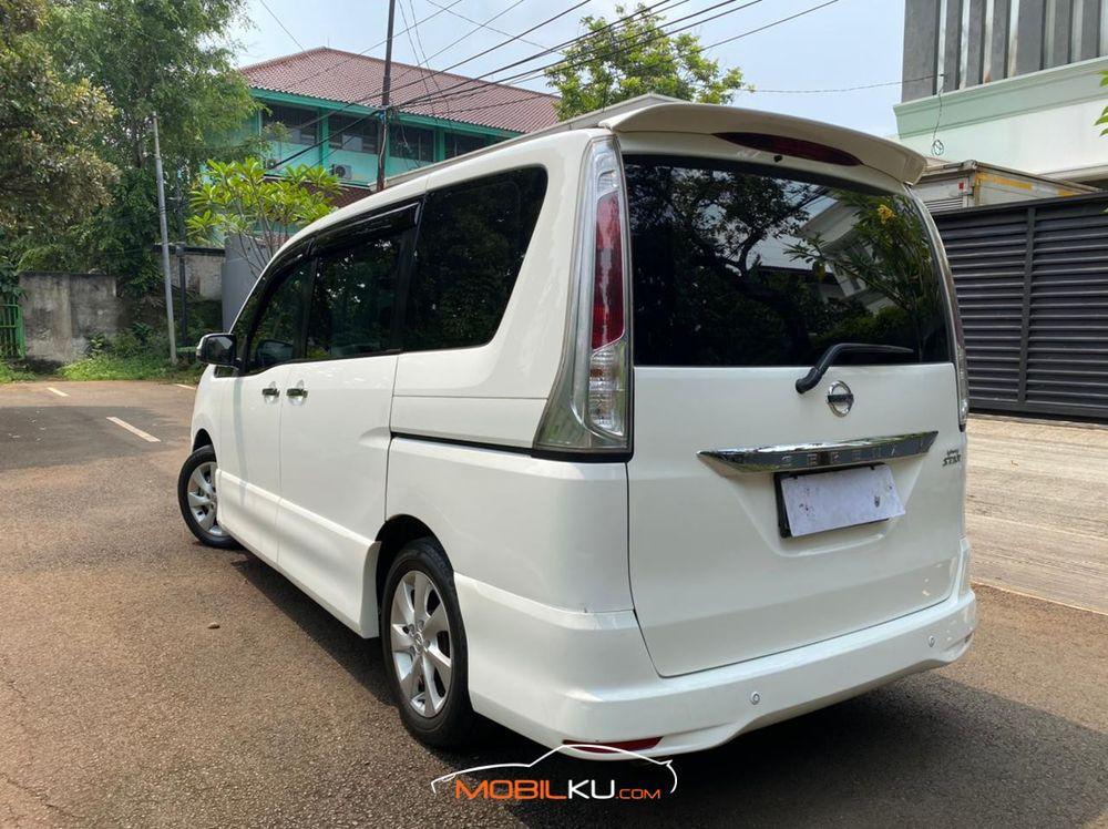 Mobil Nissan Serena 2013