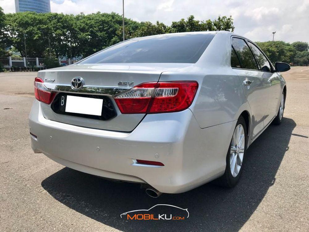 Mobil Toyota Camry 2013