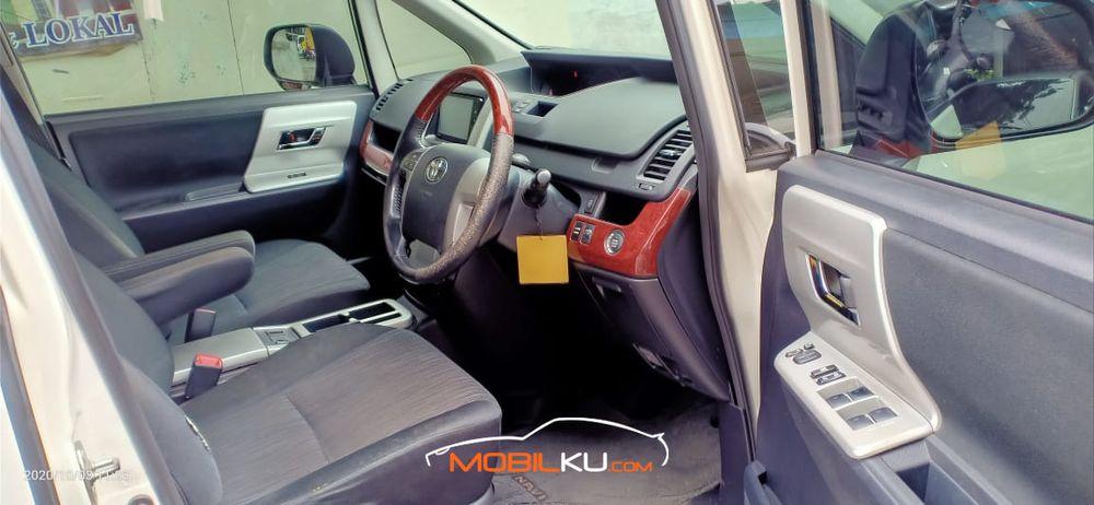 Mobil Toyota Nav1 2015