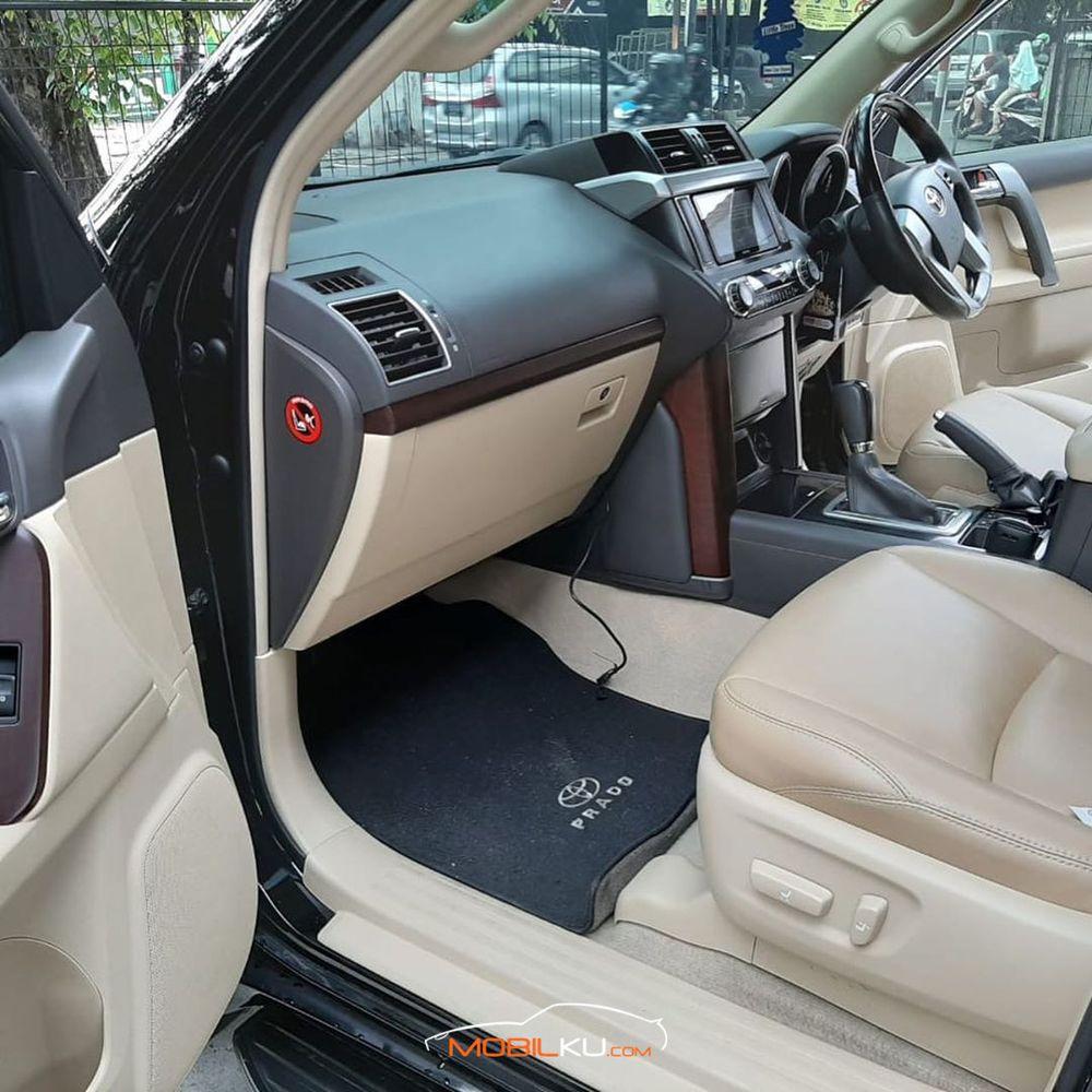 Mobil Toyota Land Cruiser 2014