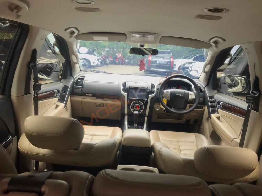 Mobil Isuzu MU-X 2017