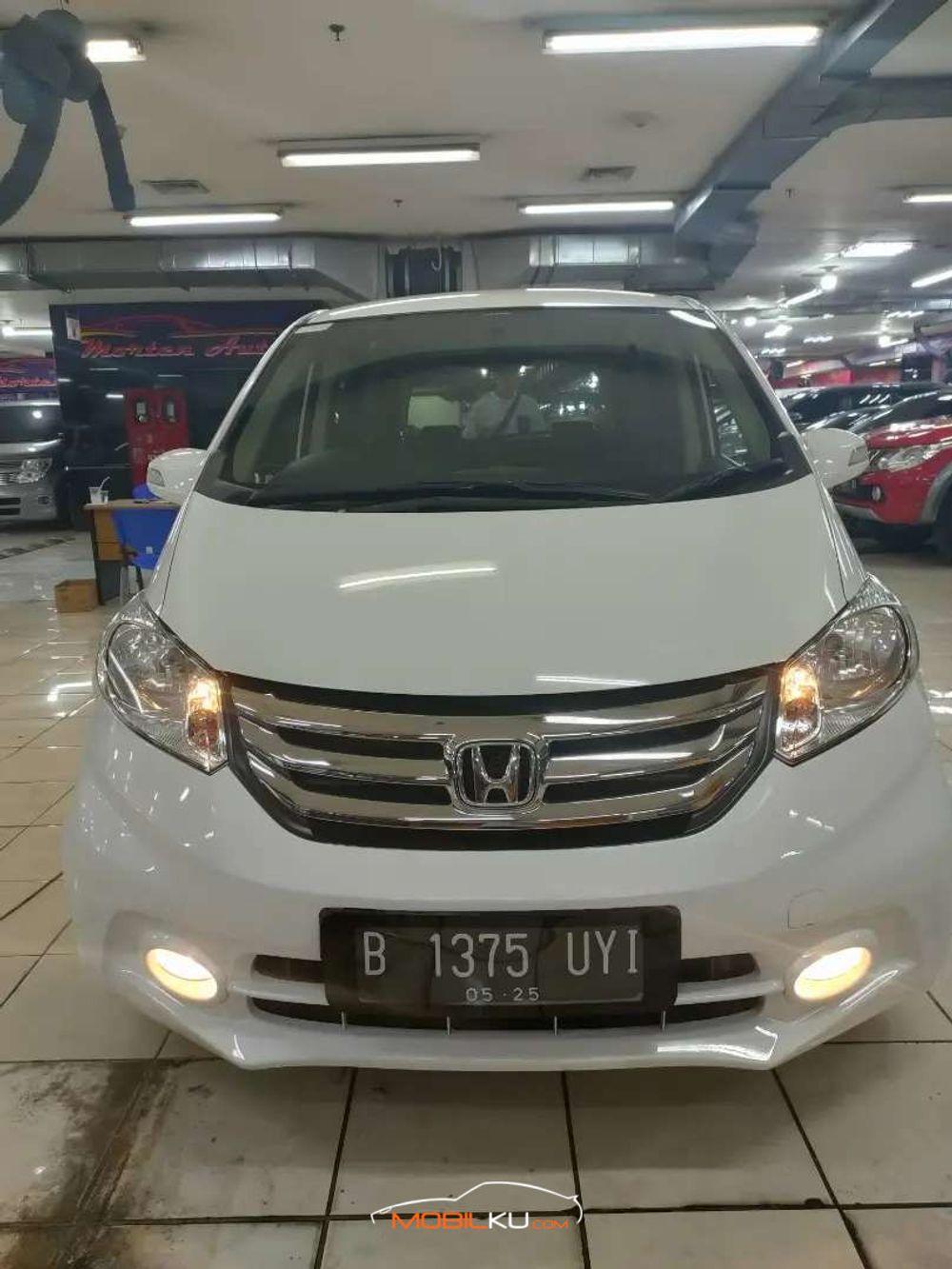Mobil Honda Freed 2015