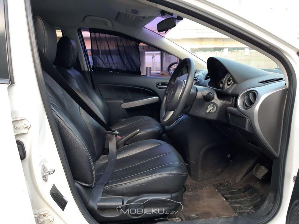 Mobil Mazda 2 Hatchback 2011