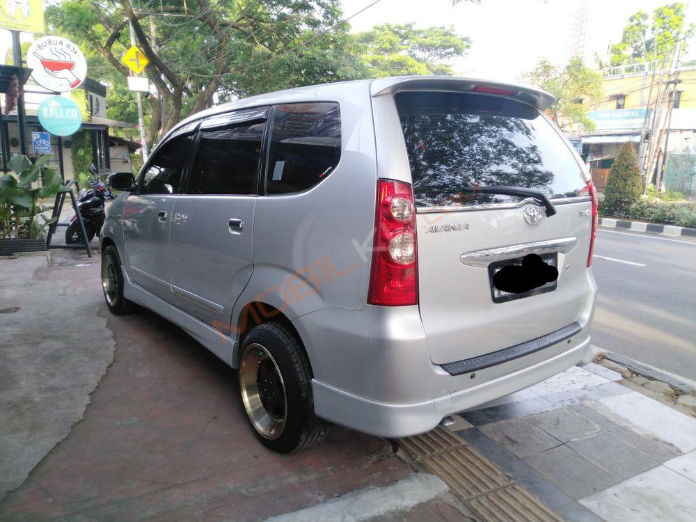 Mobil Toyota Avanza 2011