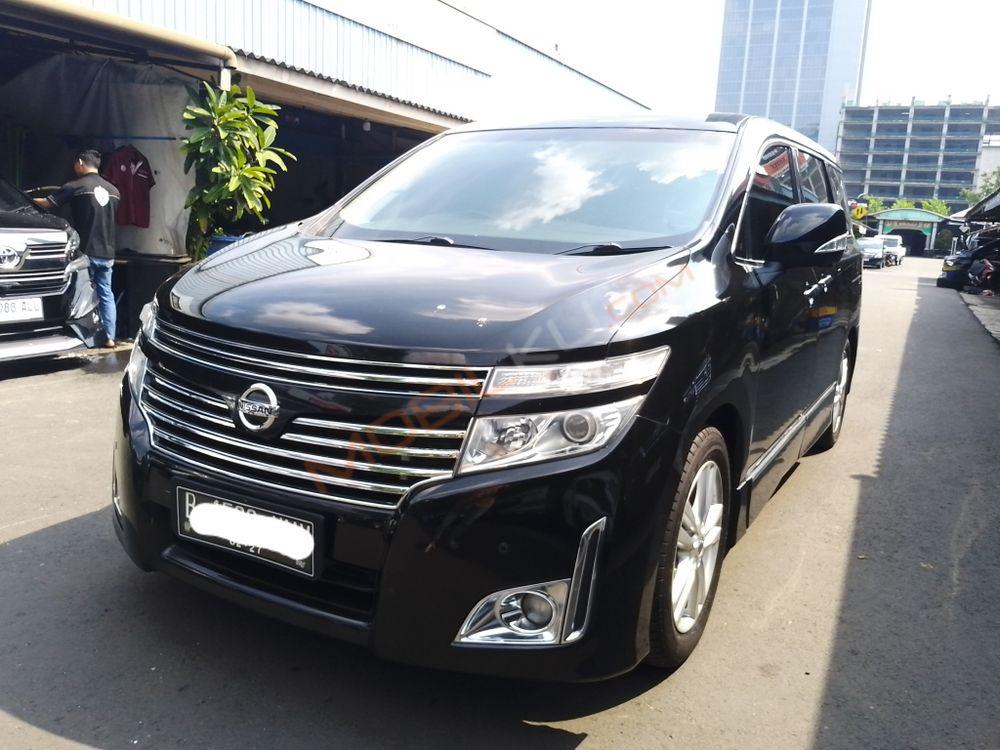 Mobil Nissan Elgrand 2013
