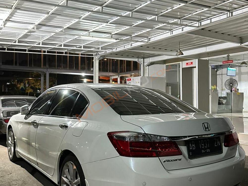 Mobil Honda Accord 2015